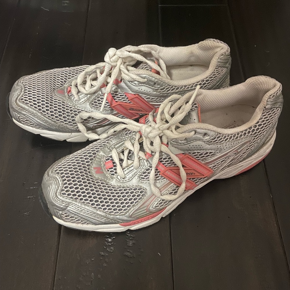 women size 10 new balance shoes